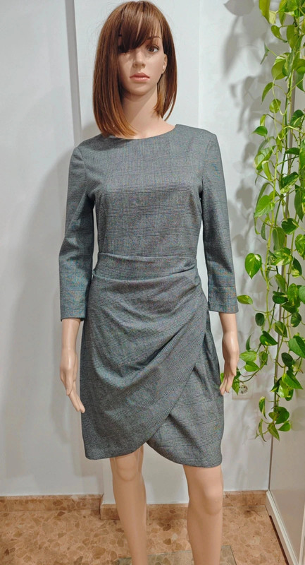Robe grise moulante